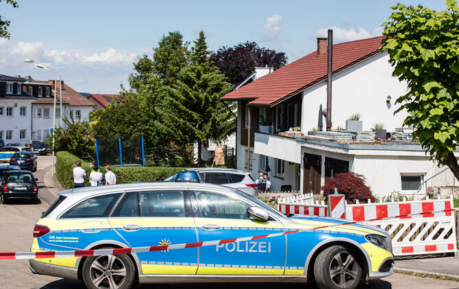 Beziehungstat, Mutter und Tochter ermordert von Exfreund der Mutter, Im Wacholder, Allmersbach-Heutensbach, 21.06.2020.