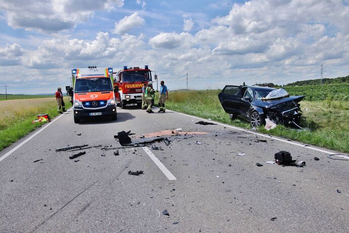 Frontalcrash auf der L1140 bei Neckarrems - Zwei Personen verletzt