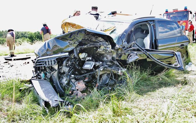 Frontalcrash auf der L1140 bei Neckarrems - Zwei Personen verletzt