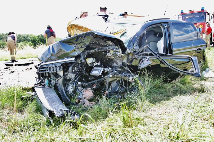 Frontalcrash auf der L1140 bei Neckarrems - Zwei Personen verletzt