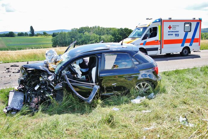 Frontalcrash auf der L1140 bei Neckarrems - Zwei Personen verletzt