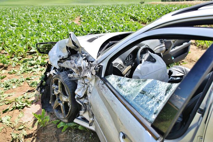 Frontalcrash auf der L1140 bei Neckarrems - Zwei Personen verletzt