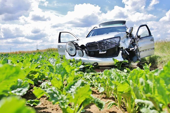 Frontalcrash auf der L1140 bei Neckarrems - Zwei Personen verletzt