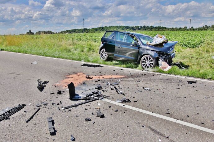 Frontalcrash auf der L1140 bei Neckarrems - Zwei Personen verletzt