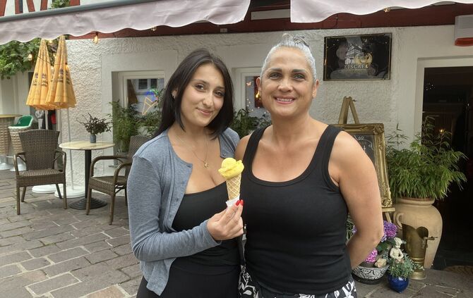 Eiscafé-Inhaberin Elissavet Sotiriadou (r.) und ihre Tochter Stavroula Maimoutzi verkaufen das Eis zum Mitnehmen beim Hochwachtt