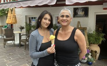 Eiscafé-Inhaberin Elissavet Sotiriadou (r.) und ihre Tochter Stavroula Maimoutzi verkaufen das Eis zum Mitnehmen beim Hochwachtt