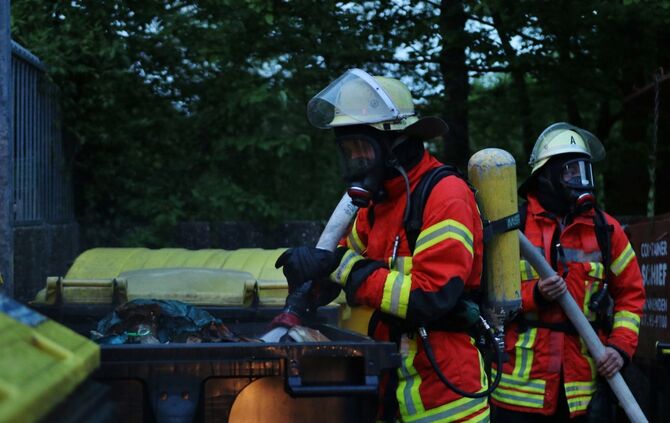 Rauch aus Mülltonne: Feuerwehr kommt_0