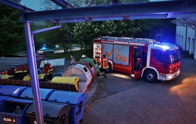 Rauch aus Mülltonne: Feuerwehr kommt_1