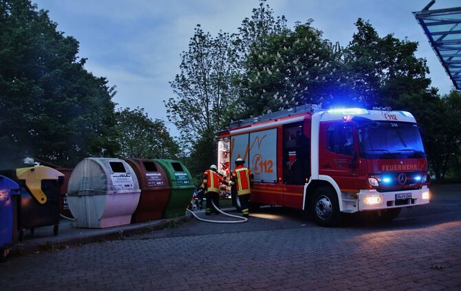 Rauch aus Mülltonne: Feuerwehr kommt_4