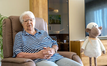 Frau Schumann-Ziesel mit Schaffigur 'Bärbel' im Tageshospiz Backnang, 25.08.2025.