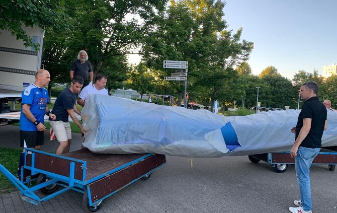 Anlieferung der Stabhochsprunganlage in Weinstadt.