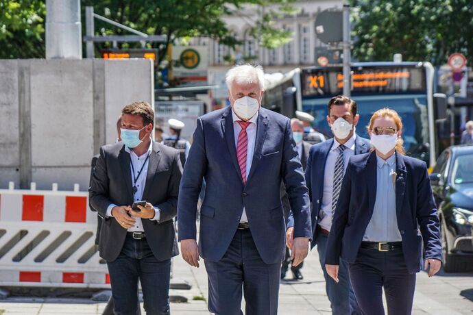 Stuttgart: Nach den Krawallen am Wochenende Bundesinnenminister Seehofer macht sich ein Bild vor Ort