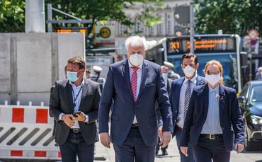 Stuttgart: Nach den Krawallen am Wochenende Bundesinnenminister Seehofer macht sich ein Bild vor Ort