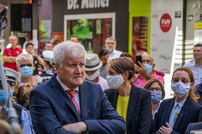 Stuttgart: Nach den Krawallen am Wochenende Bundesinnenminister Seehofer macht sich ein Bild vor Ort