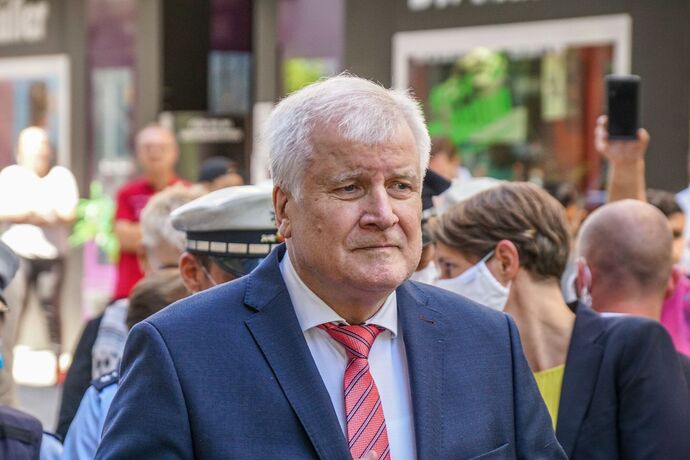 Stuttgart: Nach den Krawallen am Wochenende Bundesinnenminister Seehofer macht sich ein Bild vor Ort