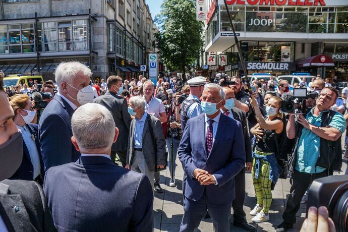 Stuttgart: Nach den Krawallen am Wochenende Bundesinnenminister Seehofer macht sich ein Bild vor Ort