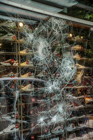 Stuttgart: Nach den Krawallen am Wochenende Bundesinnenminister Seehofer macht sich ein Bild vor Ort