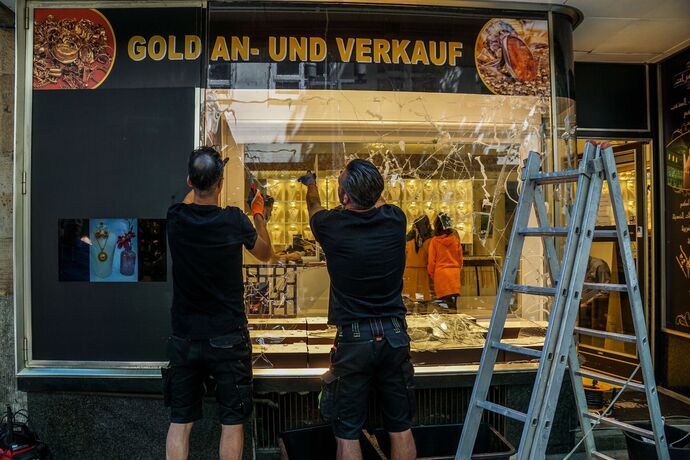 Stuttgart: Nach den Krawallen am Wochenende Bundesinnenminister Seehofer macht sich ein Bild vor Ort