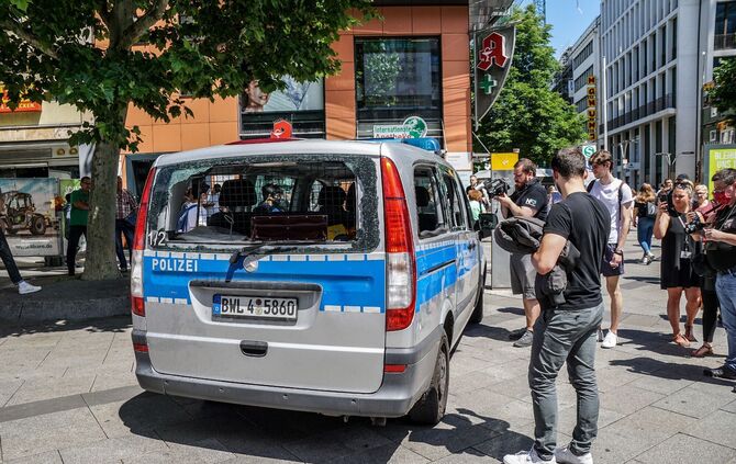 Stuttgart: Nach den Krawallen am Wochenende Bundesinnenminister Seehofer macht sich ein Bild vor Ort