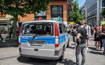 Stuttgart: Nach den Krawallen am Wochenende Bundesinnenminister Seehofer macht sich ein Bild vor Ort
