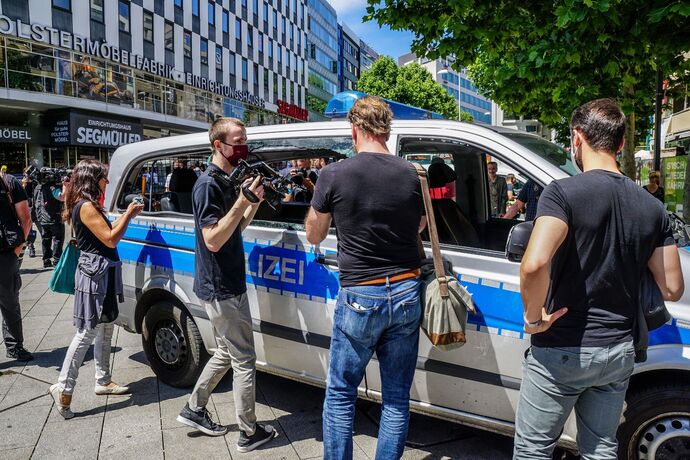 Stuttgart: Nach den Krawallen am Wochenende Bundesinnenminister Seehofer macht sich ein Bild vor Ort