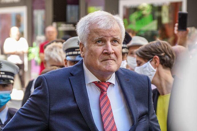 Stuttgart: Nach den Krawallen am Wochenende Bundesinnenminister Seehofer macht sich ein Bild vor Ort