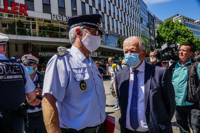 Stuttgart: Nach den Krawallen am Wochenende Bundesinnenminister Seehofer macht sich ein Bild vor Ort