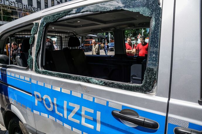 Stuttgart: Nach den Krawallen am Wochenende Bundesinnenminister Seehofer macht sich ein Bild vor Ort