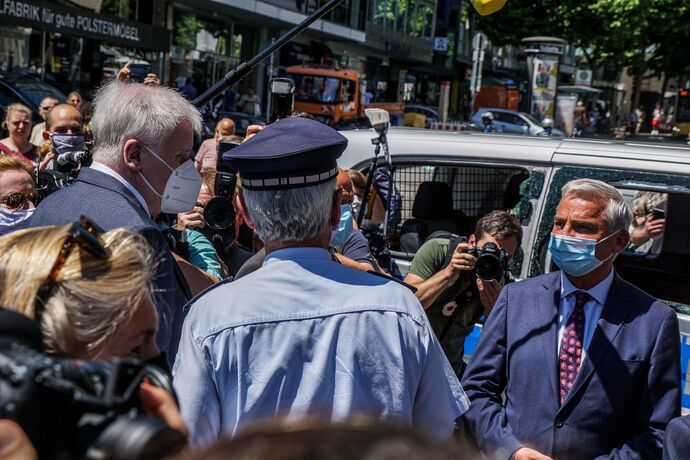 Stuttgart: Nach den Krawallen am Wochenende Bundesinnenminister Seehofer macht sich ein Bild vor Ort