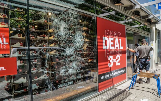 Stuttgart: Nach den Krawallen am Wochenende Bundesinnenminister Seehofer macht sich ein Bild vor Ort