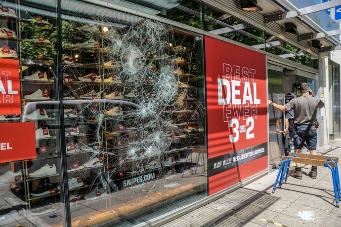 Stuttgart: Nach den Krawallen am Wochenende Bundesinnenminister Seehofer macht sich ein Bild vor Ort