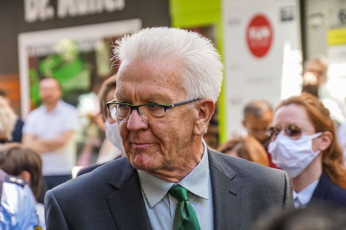 Stuttgart: Nach den Krawallen am Wochenende Bundesinnenminister Seehofer macht sich ein Bild vor Ort