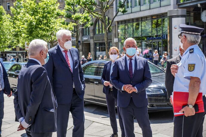 Stuttgart: Nach den Krawallen am Wochenende Bundesinnenminister Seehofer macht sich ein Bild vor Ort