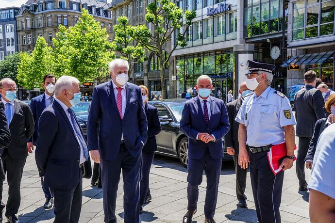 Stuttgart: Nach den Krawallen am Wochenende Bundesinnenminister Seehofer macht sich ein Bild vor Ort