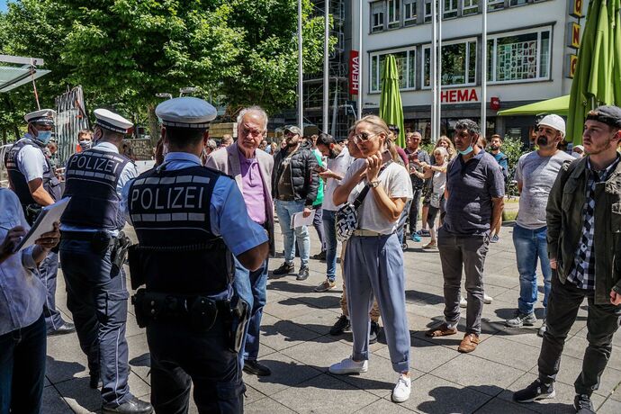 Stuttgart: Nach den Krawallen am Wochenende Bundesinnenminister Seehofer macht sich ein Bild vor Ort