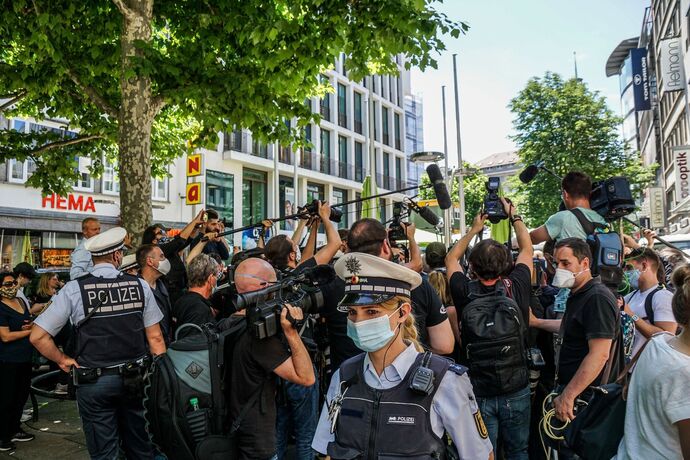 Stuttgart: Nach den Krawallen am Wochenende Bundesinnenminister Seehofer macht sich ein Bild vor Ort