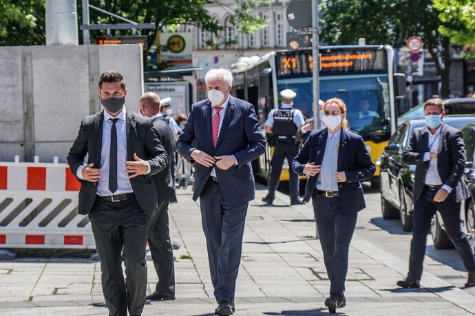 Stuttgart: Nach den Krawallen am Wochenende Bundesinnenminister Seehofer macht sich ein Bild vor Ort