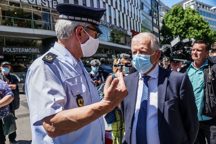 Stuttgart: Nach den Krawallen am Wochenende Bundesinnenminister Seehofer macht sich ein Bild vor Ort