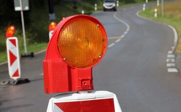 Baustelle Straßenbaustelle Bauen Warnbake Warnbaken Baustellenschild Bau Bauen Absperrung Sperrung Symbol Symbolbild Symbolfoto