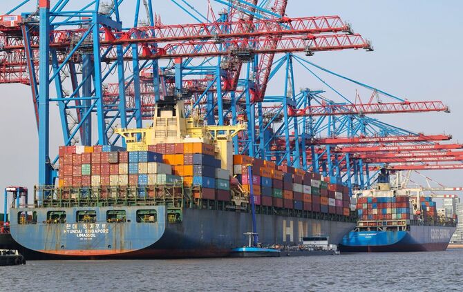 Containerschiffe im Hafen Hamburg