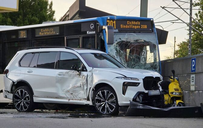 Linienbus rammt sechs Autos – Fahrer schwer verletzt