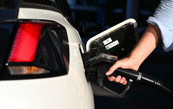 Benzin fängt an Tankstelle Feuer