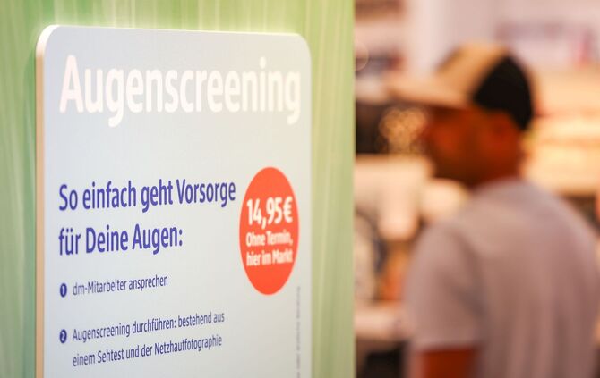 Drogeriemarktkette dm bietet Gesundheitsdienstleistungen an.