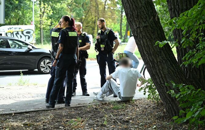 Auto fährt in Berlin-Wedding in Menschengruppe