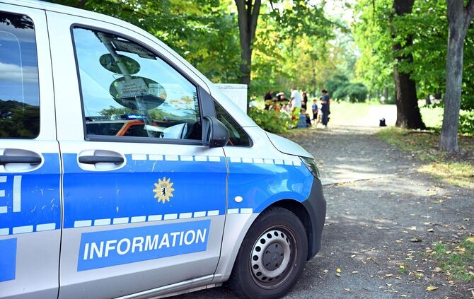 Auto fährt in Berlin-Wedding in Menschengruppe