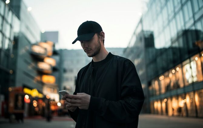 Person Mensch Handy Smartphone Symbolbild