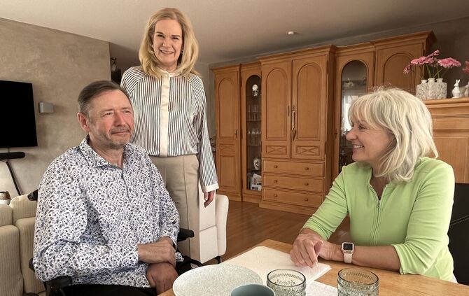 schlaganfall-helferin-annette-gunser-rechts-unterstutzt-jens-und-kerstin-fischer-foto_siekmann