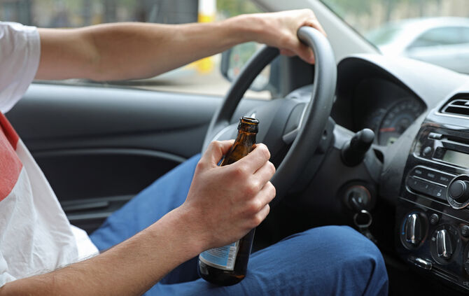 Alkohol am steuer im auto autofahrt bier symbol symbolbild symbolfoto
