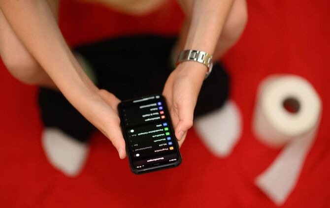 Mit Smartphone auf der Toilette