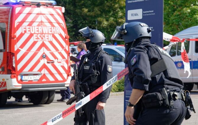 Polizeieinsatz an Berufskolleg in Essen - Lehrkraft verletzt